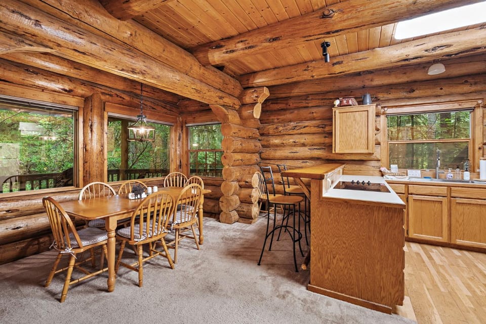 Creekside Log Cabin - Fireplace - Mt Hood Cabin in Welches