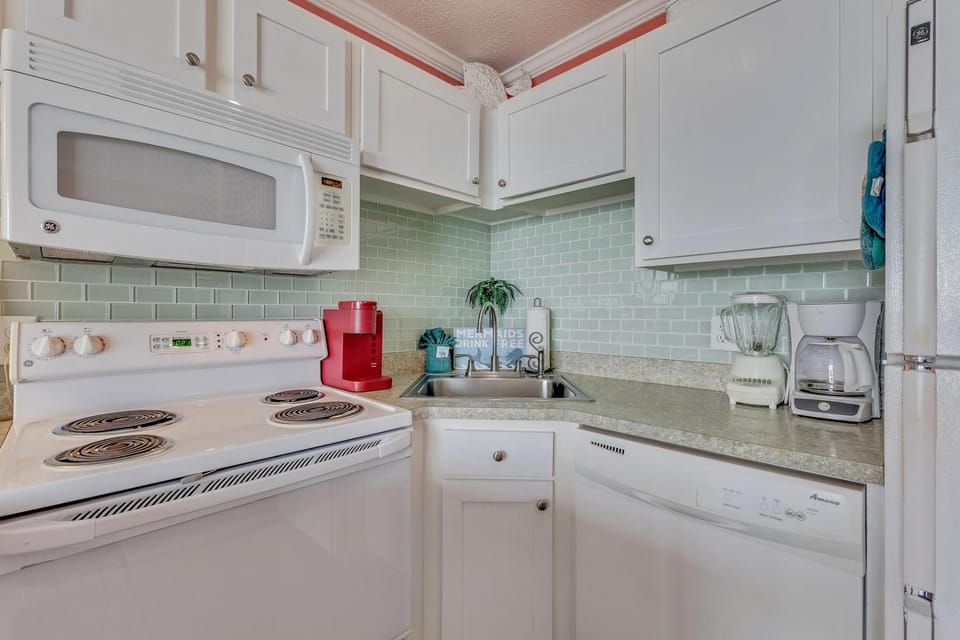 Coffee/tea facilities, dishwasher, oven, stove, toaster