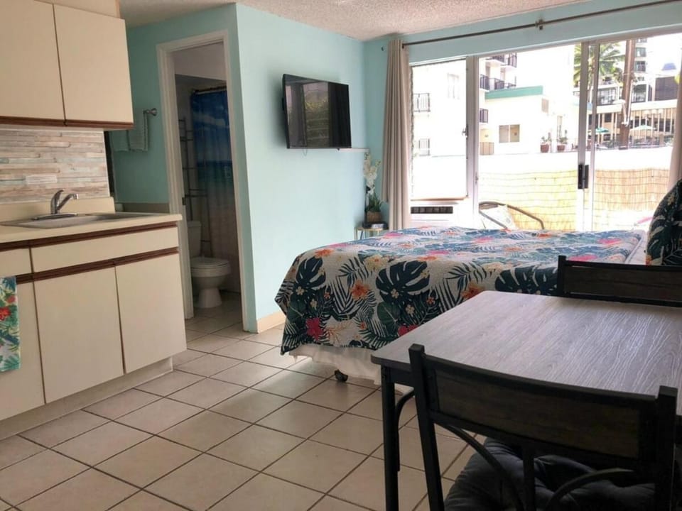 Prime Location Studio 2 min walk to Waikiki Beach & Duke Statue Apartment in Honolulu