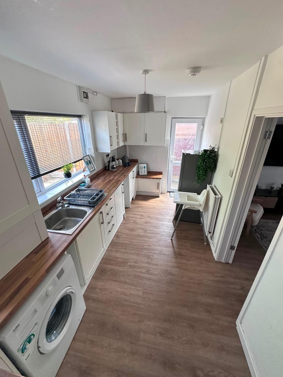 Kitchen or kitchenette, dishwasher, washing machine
