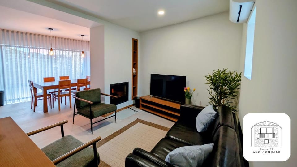 Communal lounge/ TV room, TV and multimedia, Living room, air conditioner