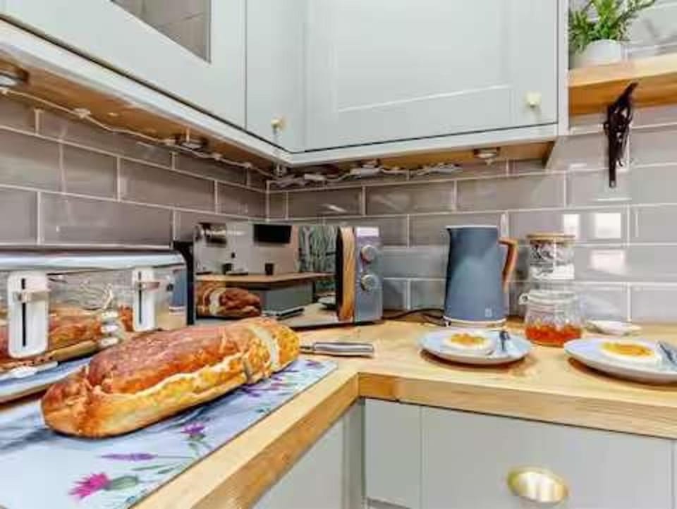 Food and drinks, microwave