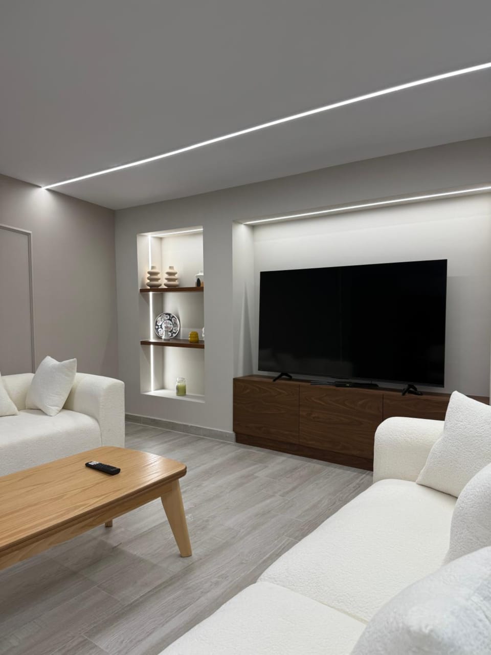 TV and multimedia, Living room, Seating area, Evening entertainment