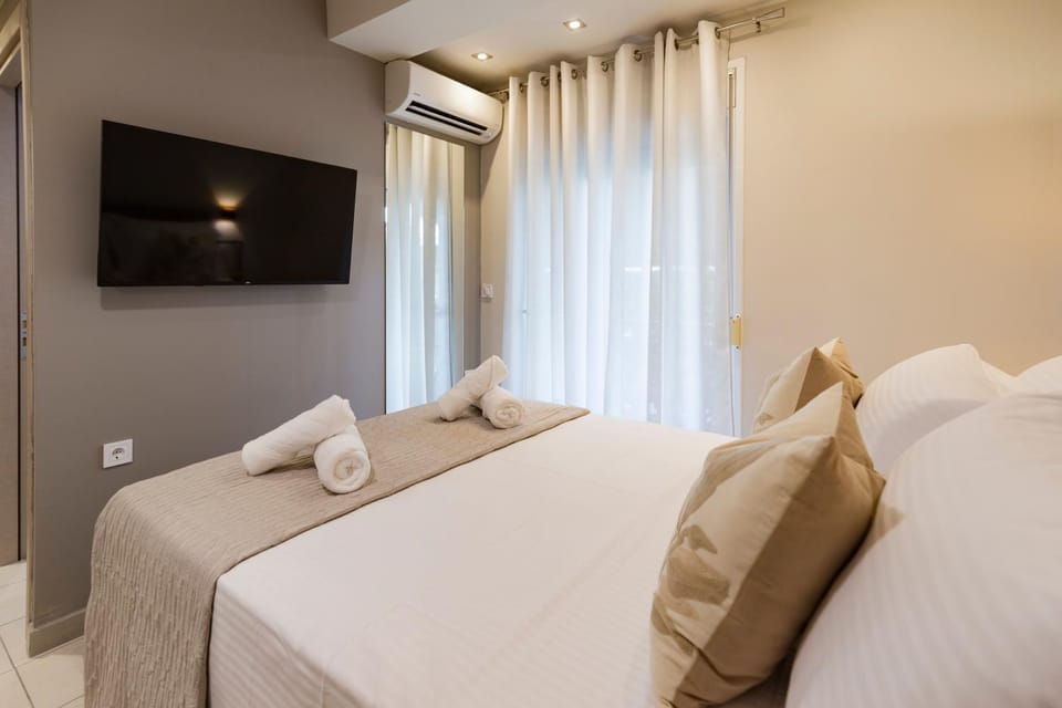 Bed, TV and multimedia, Bedroom