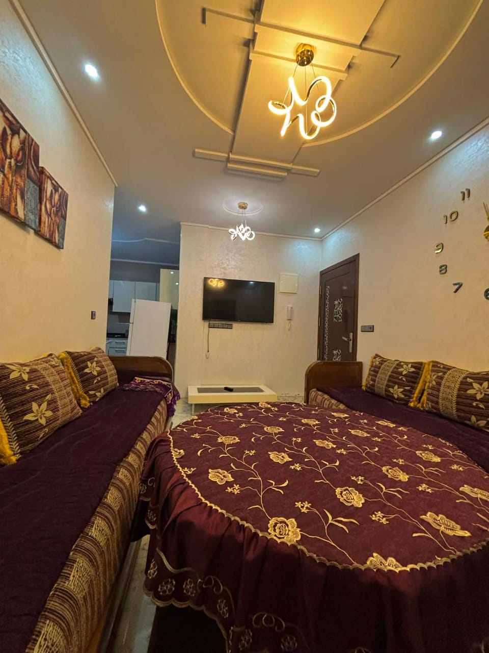 TV and multimedia, Living room, Seating area, Evening entertainment, air conditioner