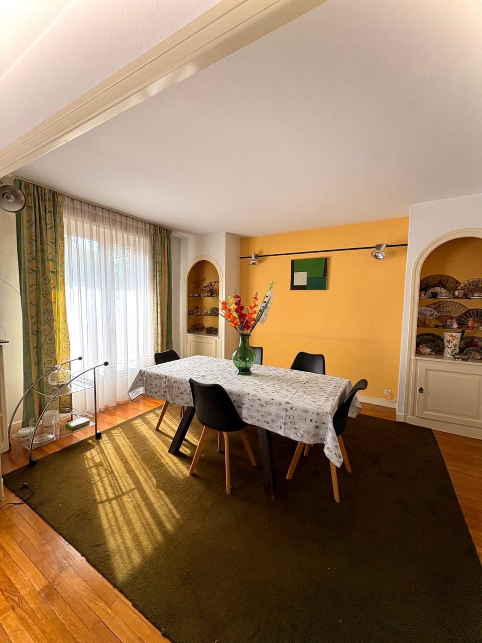 Seating area, Dining area