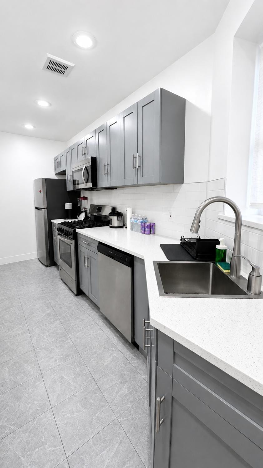 Kitchen or kitchenette, Communal kitchen, dishwasher, microwave, oven, stove