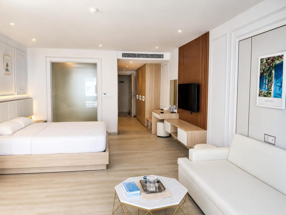 Communal lounge/ TV room, Bed, TV and multimedia, Living room, Photo of the whole room, Seating area, Evening entertainment, Bedroom, wardrobe