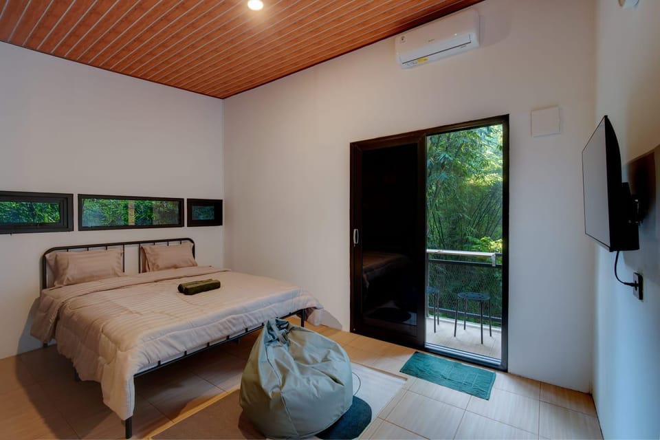 Bed, Bedroom, pet friendly