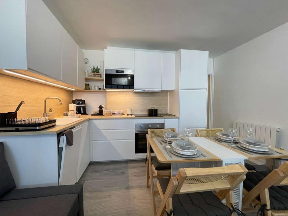 Studio rénové en centre-ville, clim à 100m de la plage - FR-1-308-216 Apartment in Le Lavandou