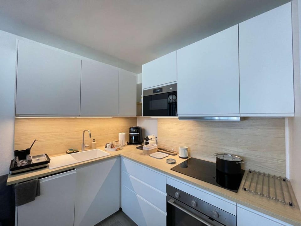 Studio rénové en centre-ville, clim à 100m de la plage - FR-1-308-216 Apartment in Le Lavandou