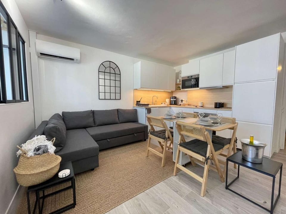 Studio rénové en centre-ville, clim à 100m de la plage - FR-1-308-216 Apartment in Le Lavandou