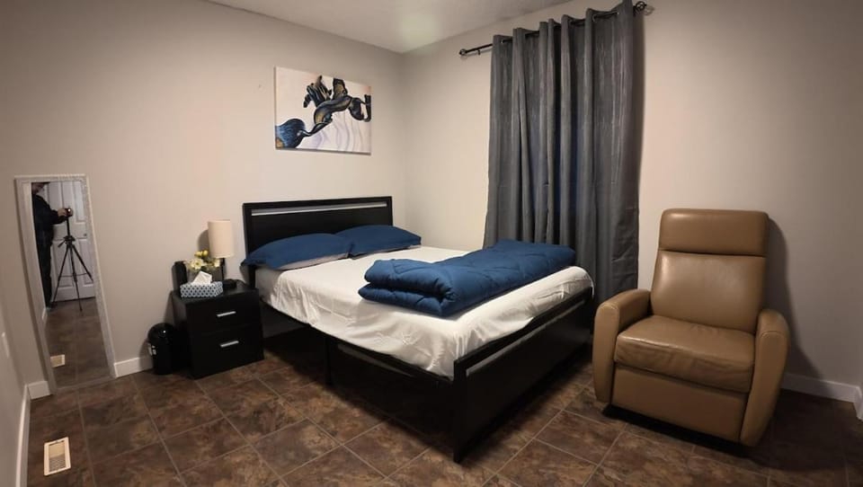 Entire Private Unit, Free Parking, Self Check-In Apartment in Saskatoon