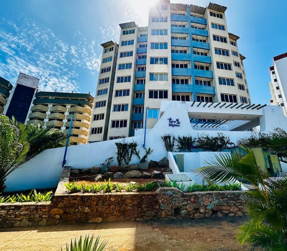 7th Floor City Views Steps from La Vela Mall Apartment in Venezuela