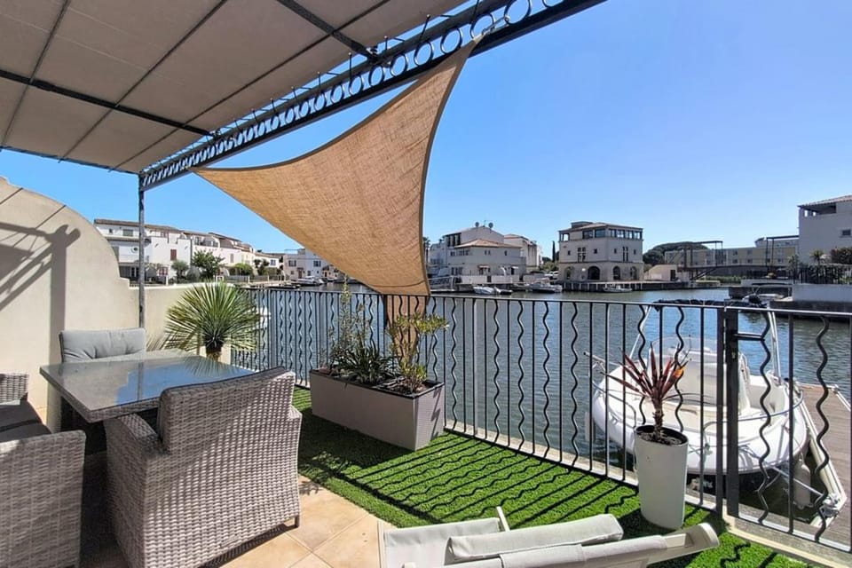 Marina 6 pers Aigues-Mortes Terrasse clim vue canal et piscine commune Villa in Aigues-Mortes