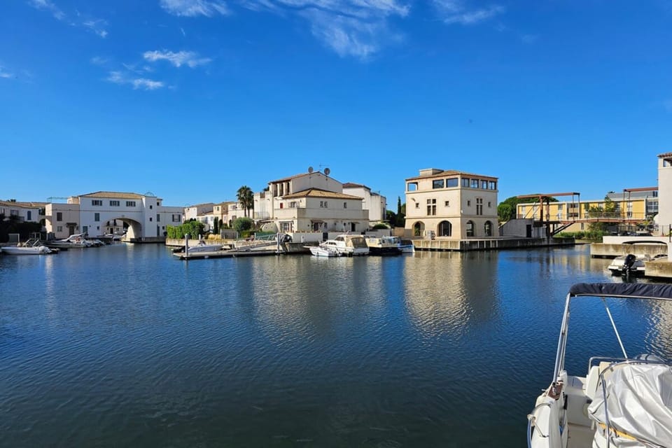 Marina 6 pers Aigues-Mortes Terrasse clim vue canal et piscine commune Villa in Aigues-Mortes