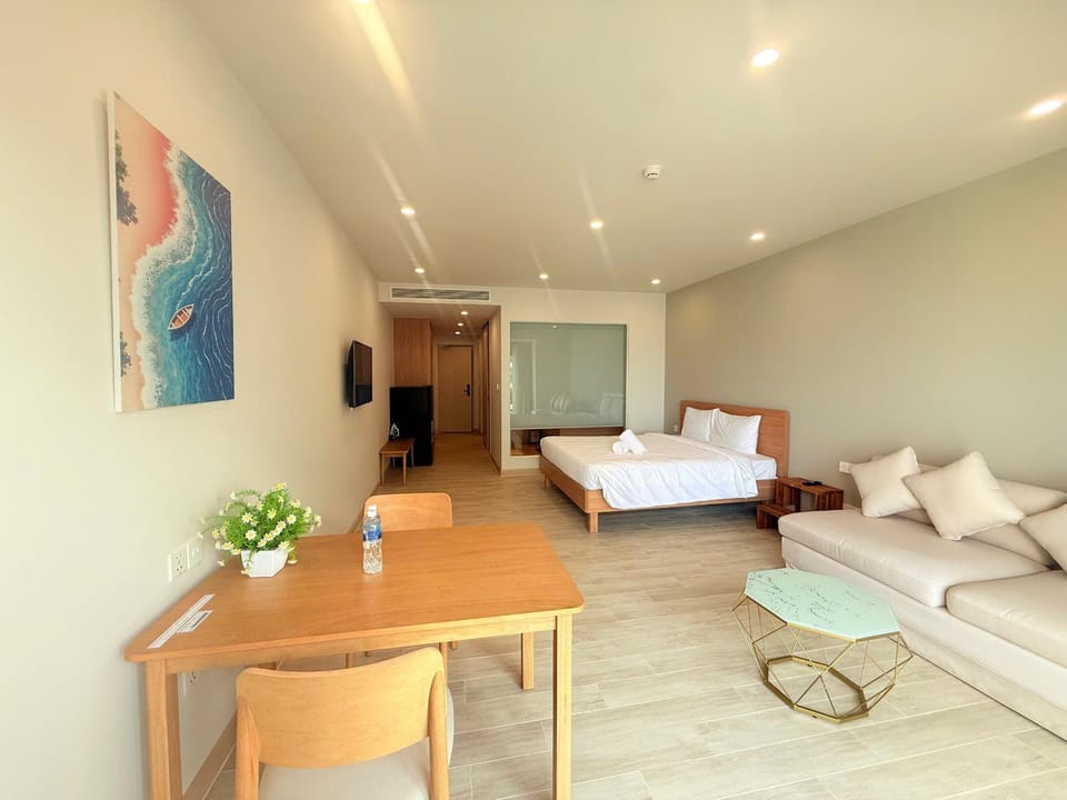 Bed, TV and multimedia, Photo of the whole room, Seating area, Bedroom