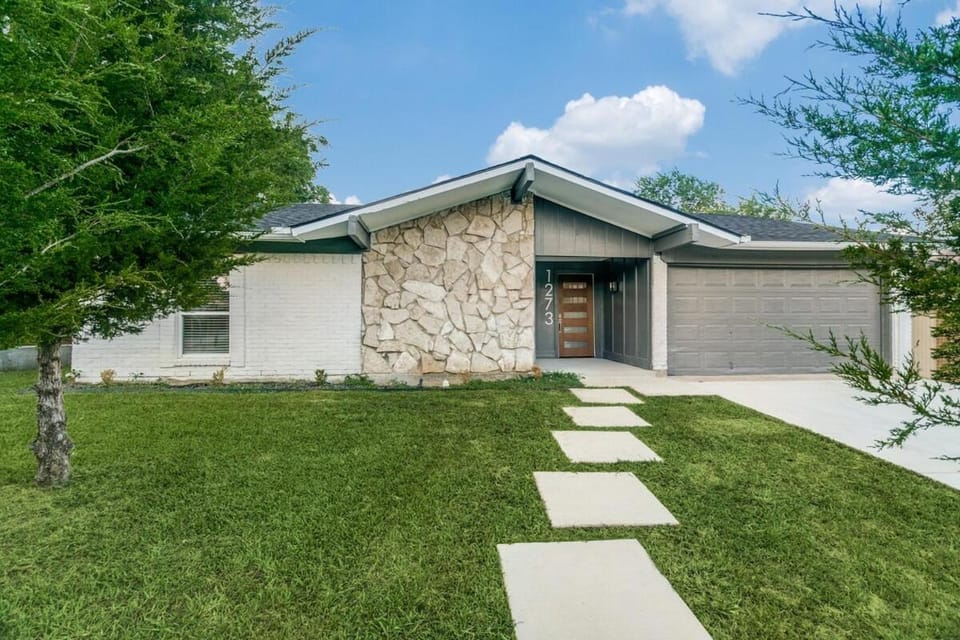 Modern 4BR Near DFW Airport & Lake Lewisville House in Lewisville