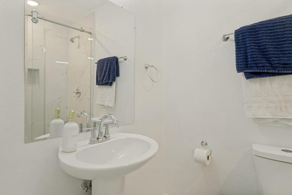 Modern 4BR Near DFW Airport & Lake Lewisville House in Lewisville