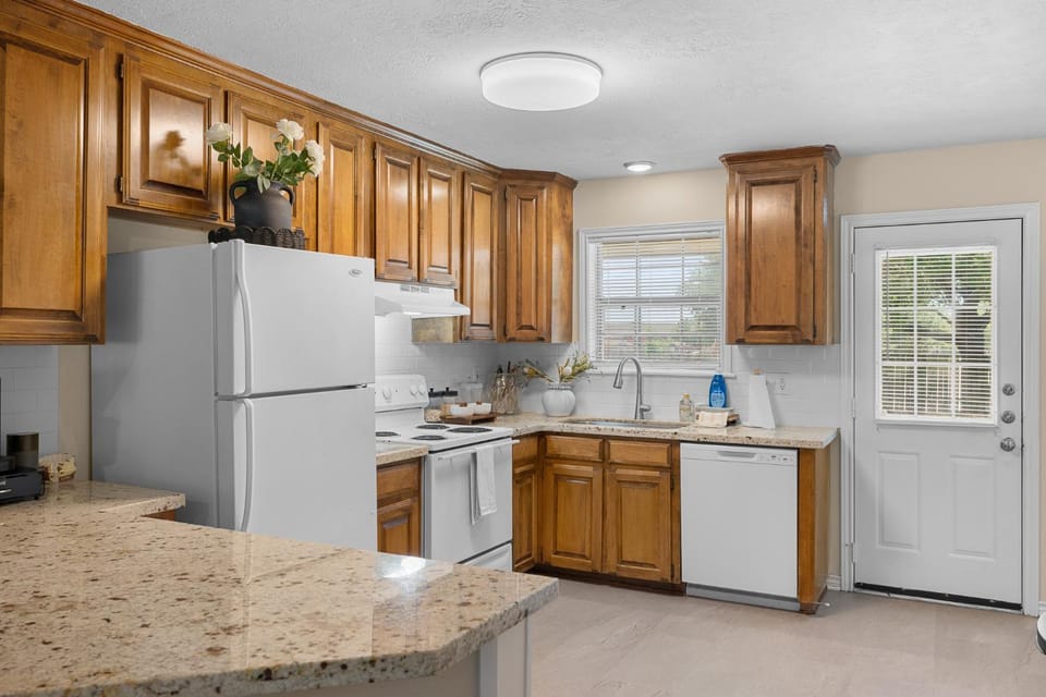 Wolf Pen Creek 2BR Retreat #B, Workspace, Washer House in College Station