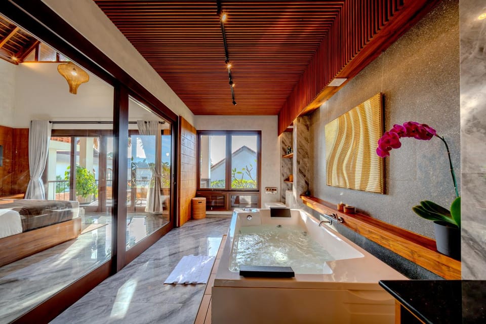 Hot Tub, Bathroom