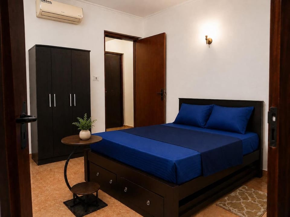 Photo of the whole room, Bedroom, wardrobe, air conditioner