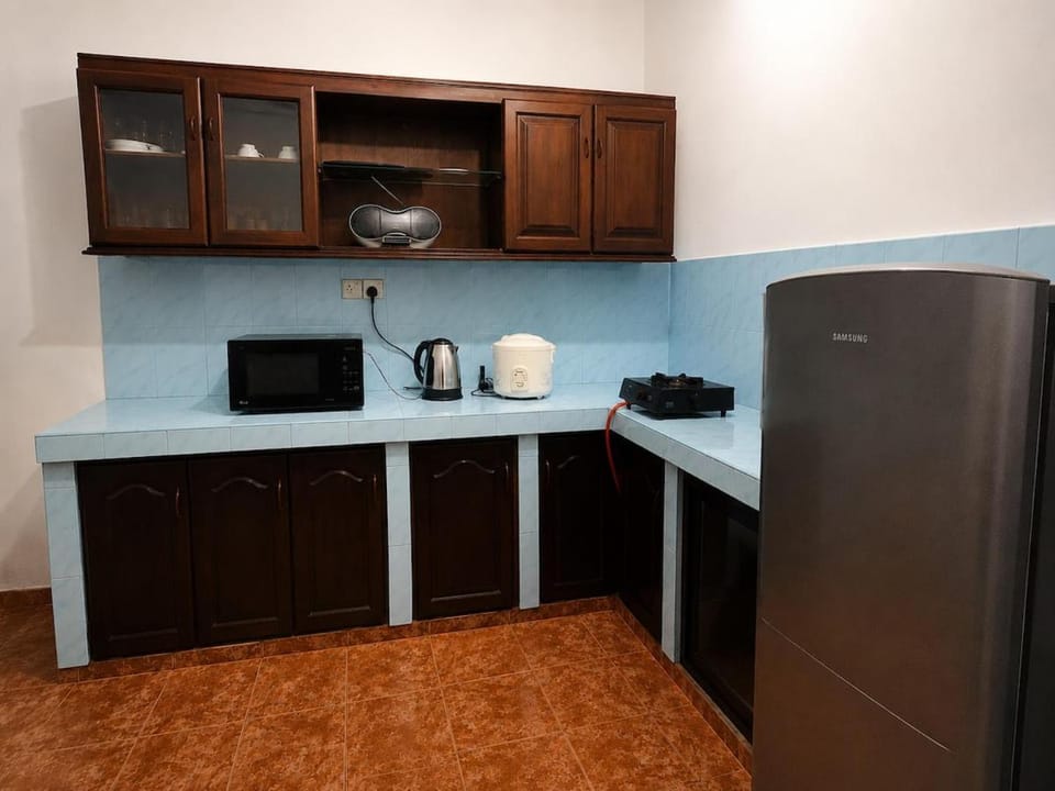 Coffee/tea facilities, Kitchen or kitchenette, stove