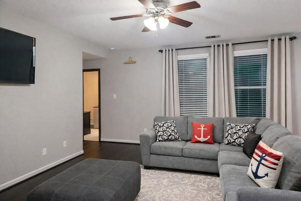 Modern 4 - Bedroom Escape 6- Beds, 3- Baths Work Groups and Families House in Rosenberg