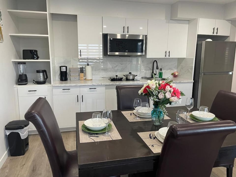 Coffee/tea facilities, Kitchen or kitchenette, Dining area, stove, toaster