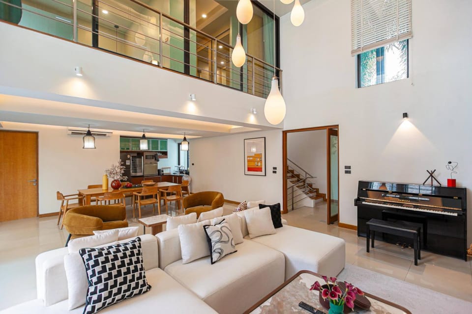 Living room, Seating area, Dining area