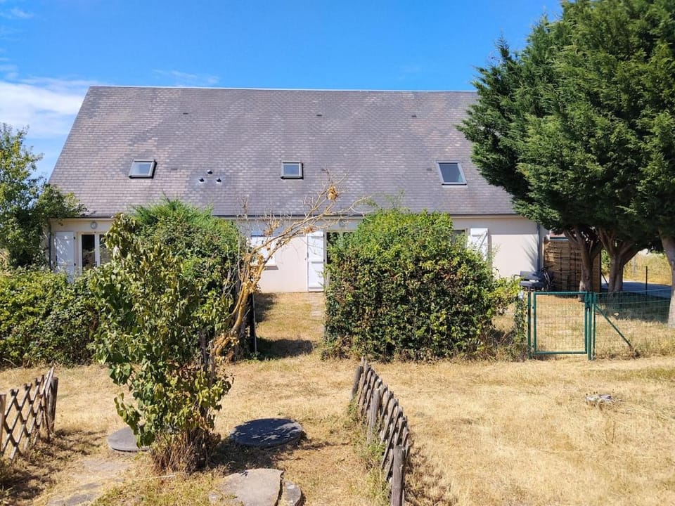 Logement complet avec chambre séparée et parking Apartment in Centre-Val de Loire