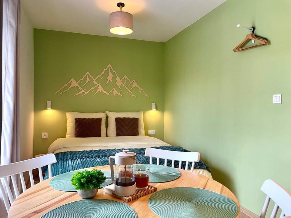 Bed, Photo of the whole room, Seating area, Dining area, Bedroom