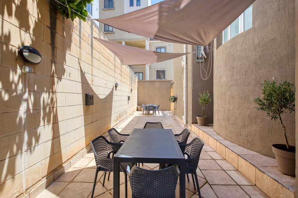Valley View - Private Room with Balcony By SF Homes R1 Apartment in Saint Julians