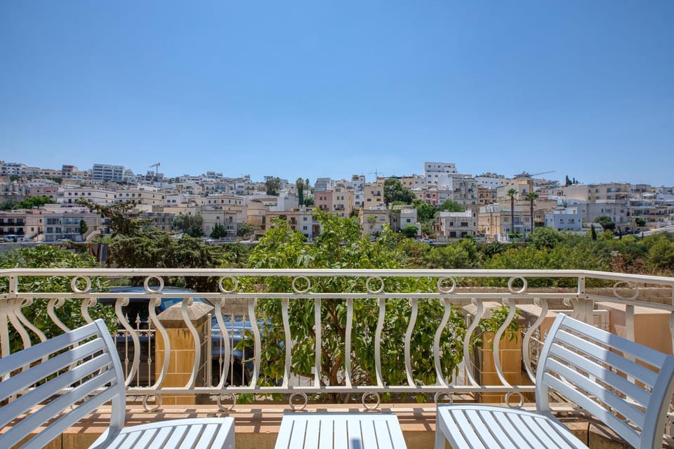 Valley View - Private Room with Balcony By SF Homes R1 Apartment in Saint Julians