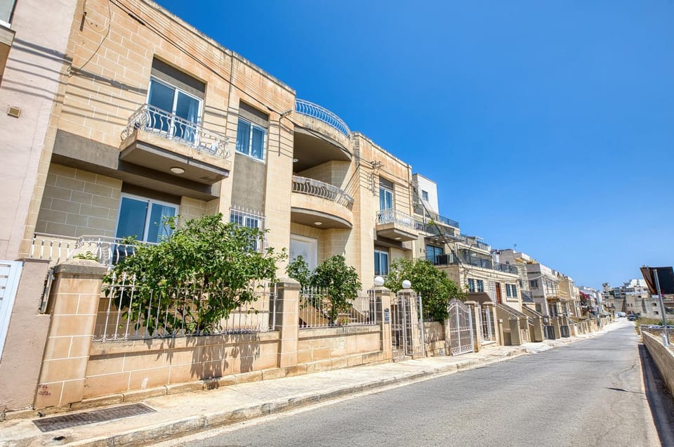 Valley View - Private Room with Balcony By SF Homes R1 Apartment in Saint Julians