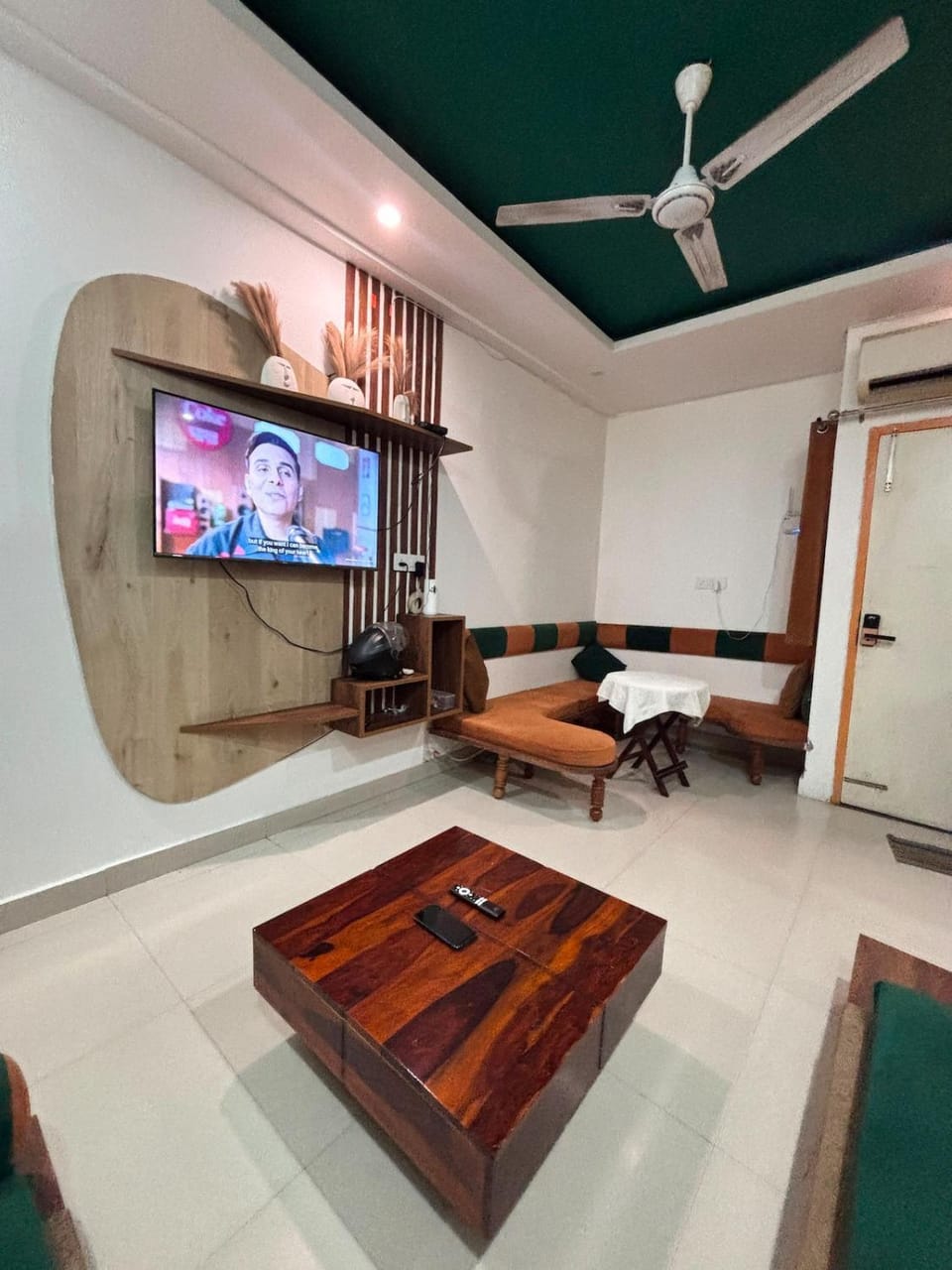 TV and multimedia, Living room, Seating area, air conditioner