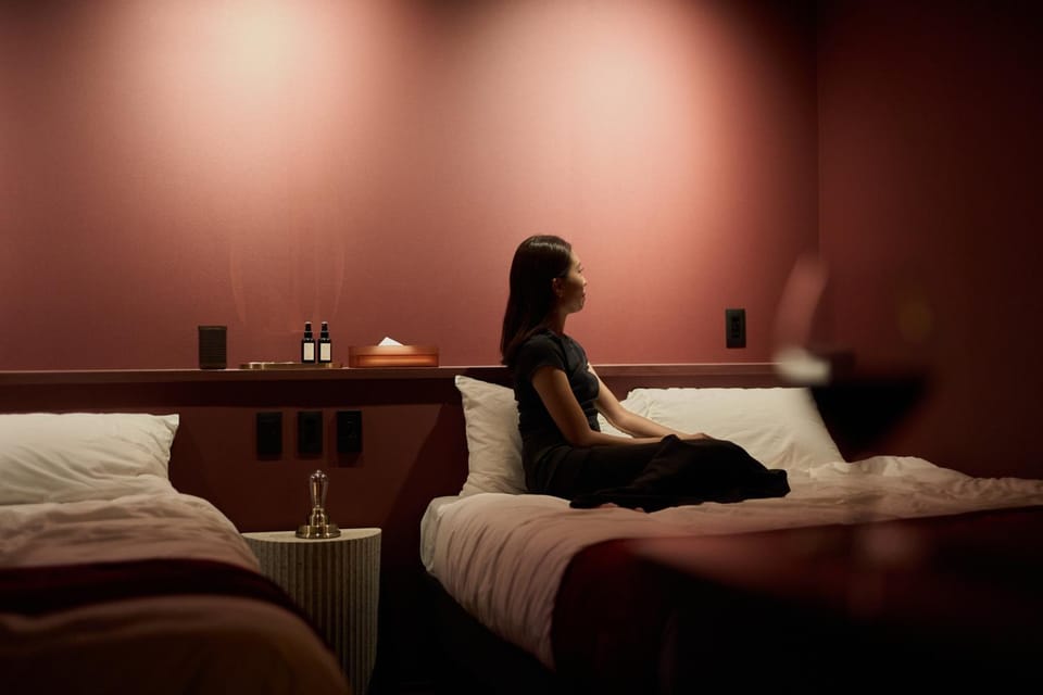 Bed, People, Photo of the whole room, Bedroom, group of guests