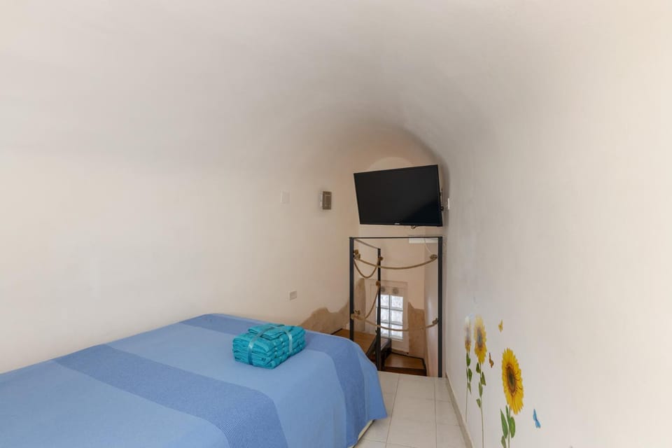 TV and multimedia, Photo of the whole room, Bedroom