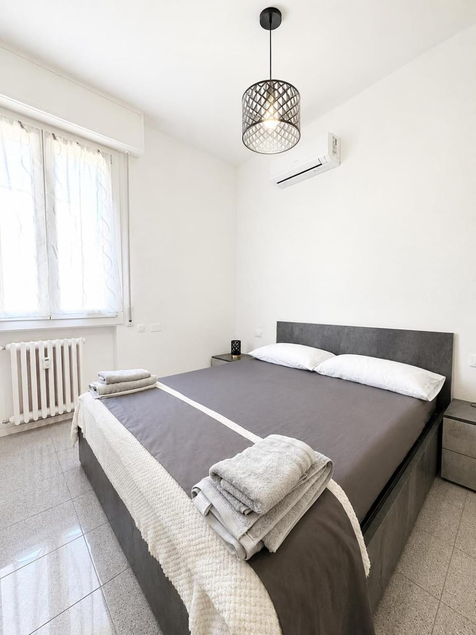 Bed, Bedroom, towels