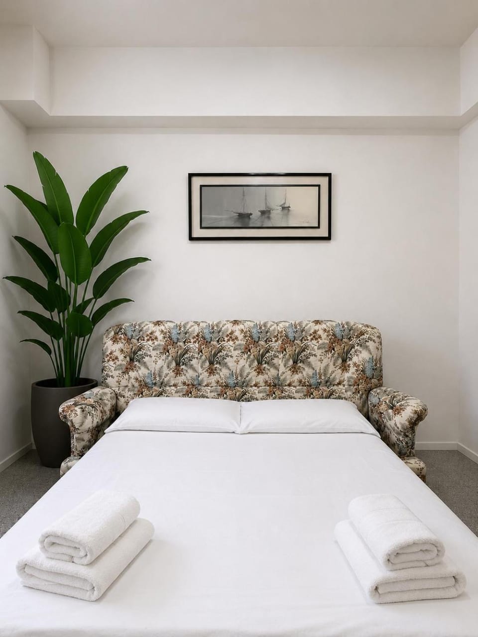 Bed, Living room, Photo of the whole room, Seating area, Bedroom, towels