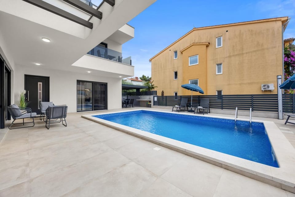 Modern Vila Tamara in Medulin by Istrabook Villa in Premantura