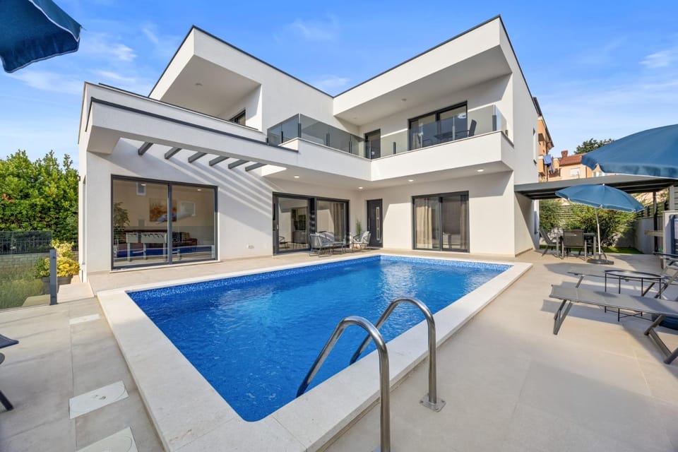 Modern Vila Tamara in Medulin by Istrabook Villa in Premantura
