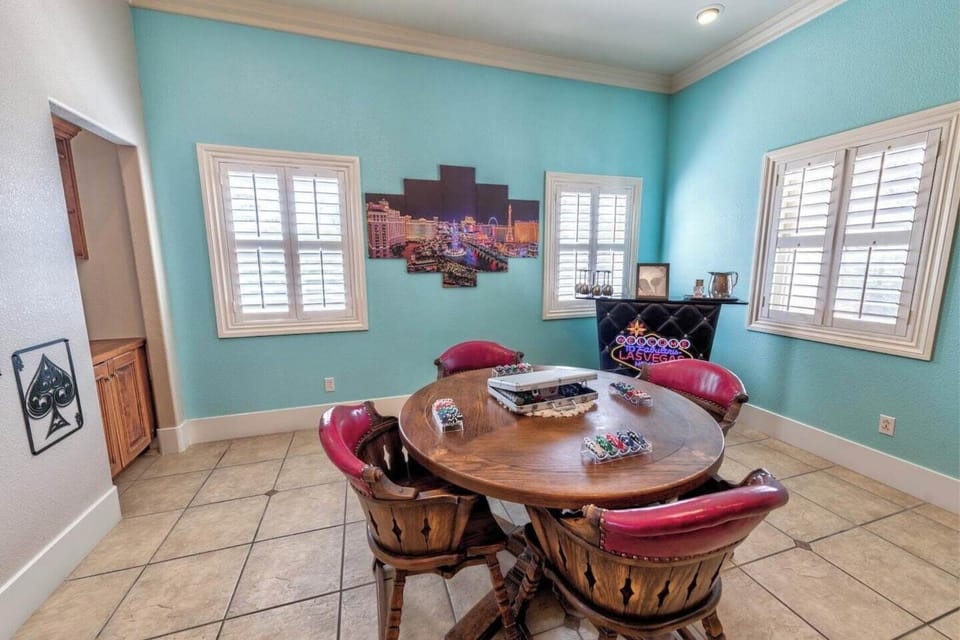 Villa Beaumont, Elegant Family Villa with Heated Pool Villa in Silverado Ranch