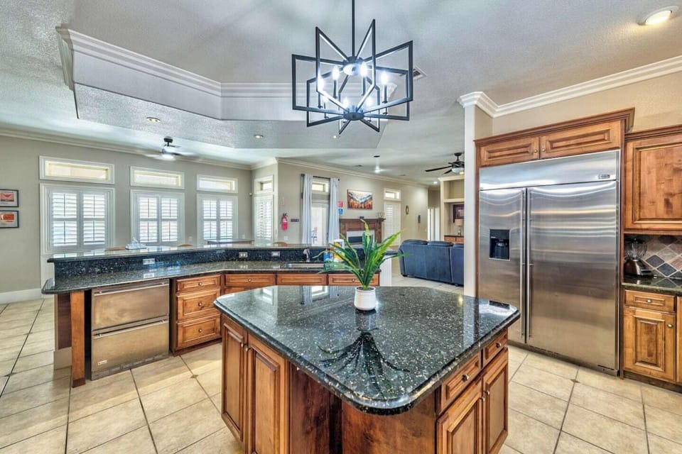 Villa Beaumont, Elegant Family Villa with Heated Pool Villa in Silverado Ranch