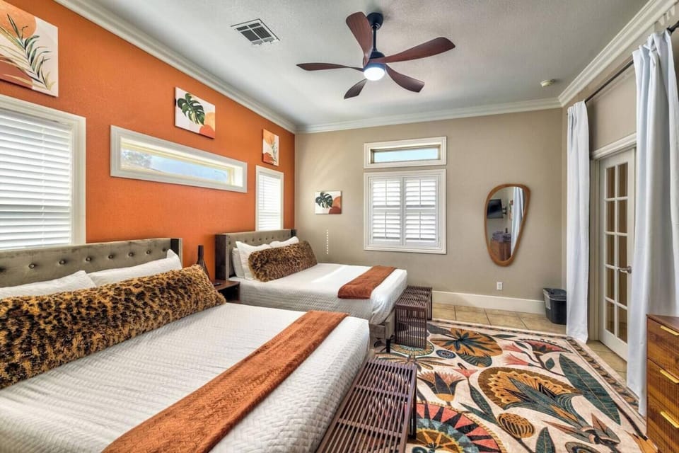 Villa Beaumont, Elegant Family Villa with Heated Pool Villa in Silverado Ranch
