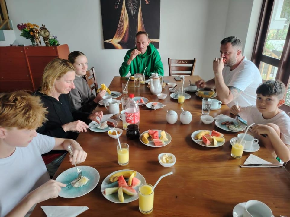 Breakfast, Drinks, group of guests, Family