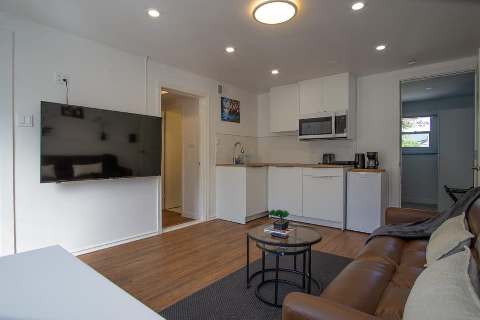 TV and multimedia, Coffee/tea facilities, Kitchen or kitchenette, Living room, Seating area