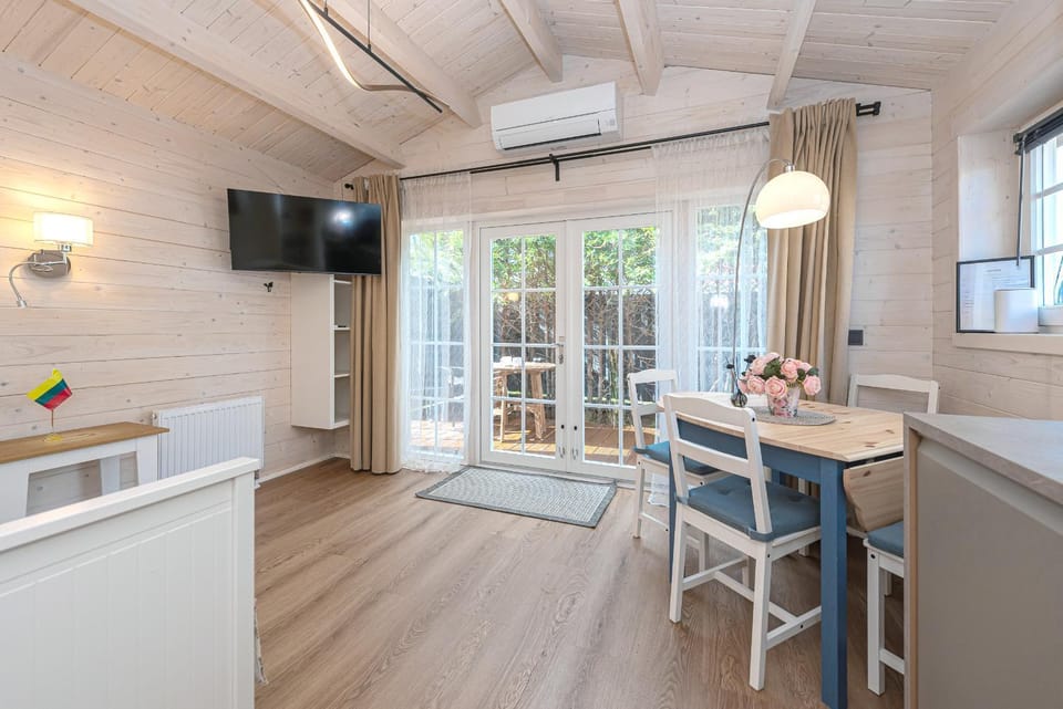 TV and multimedia, Living room, Seating area, Dining area, air conditioner