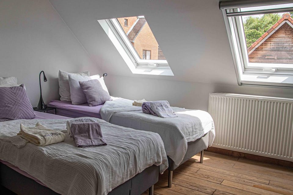 Bed, Bedroom, towels