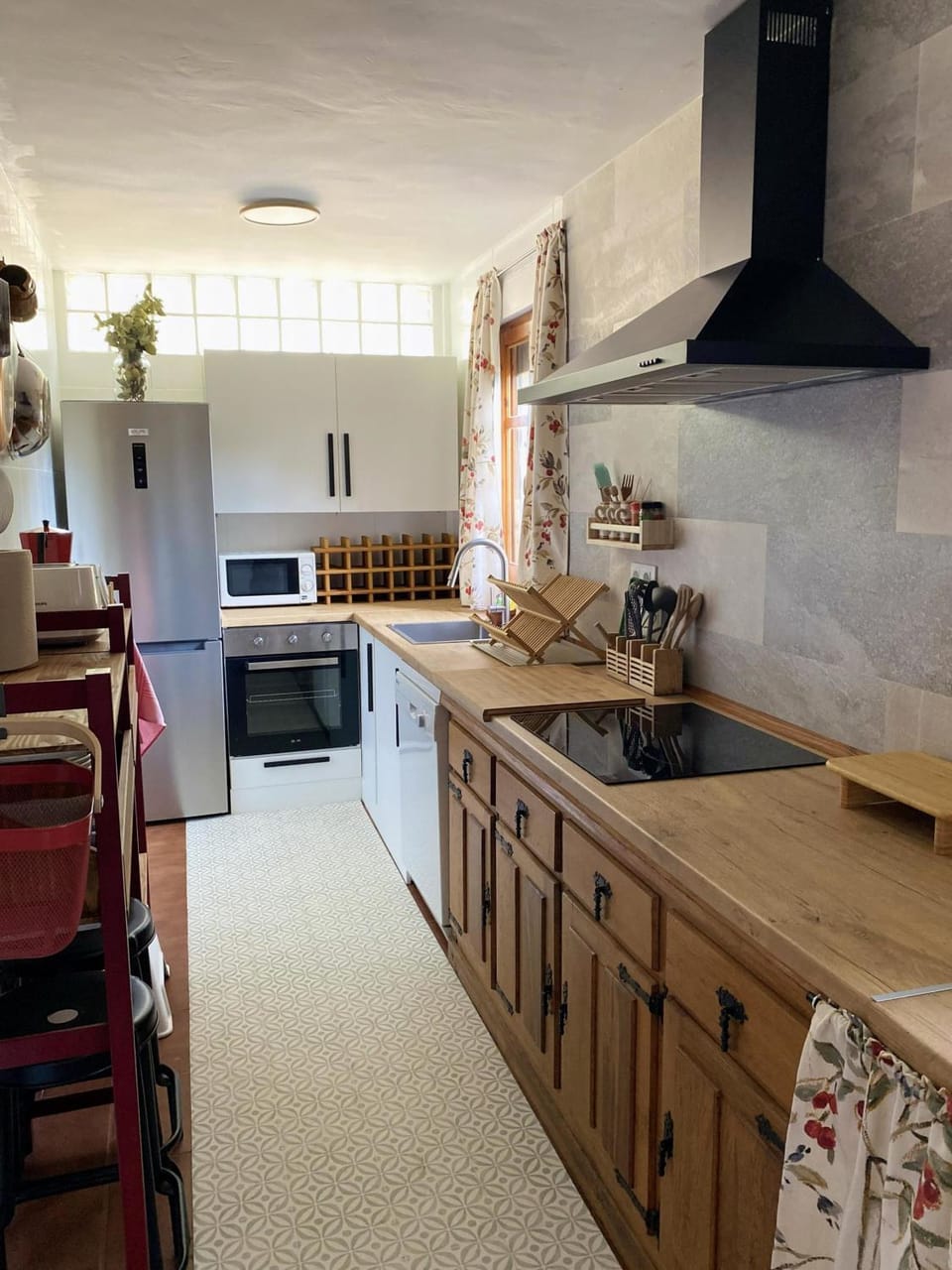 Kitchen or kitchenette, Food and drinks, Food, Breakfast, Dinner, dishwasher, microwave, oven, storage, stove, toaster, washing machine